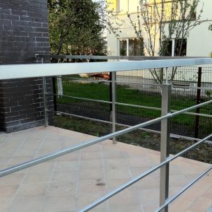 Railing with horizontal infill, fixed with rivets
